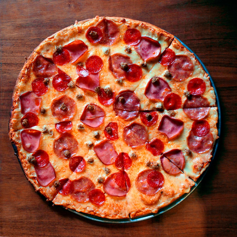 Pizza com calabresa, presunto e pepperoni