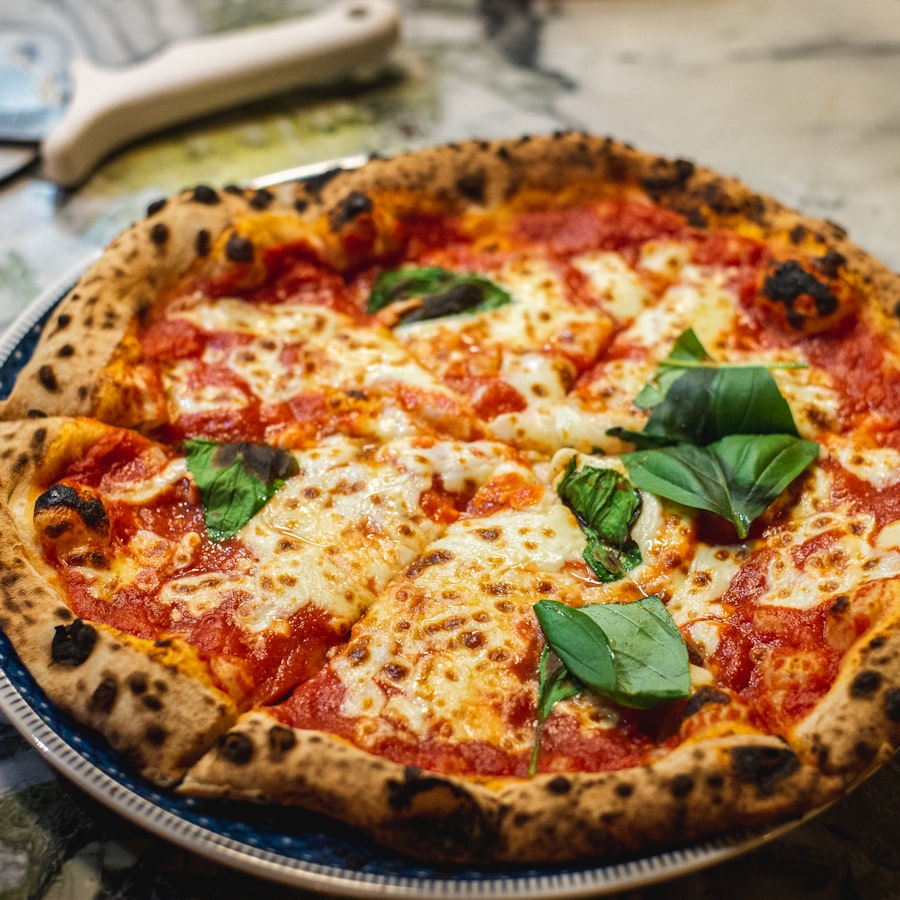 Pizza Margherita com mussarela de búfala e manjericão