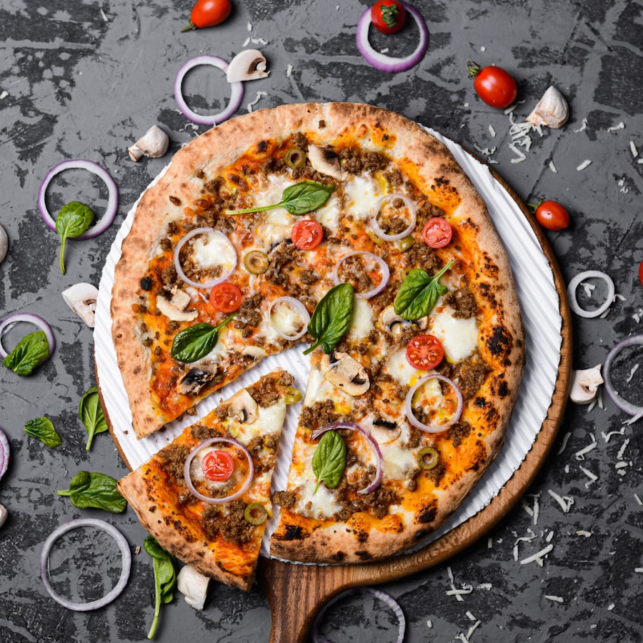 Pizza napolitana rústica com tomate, manjericão e cebola roxa