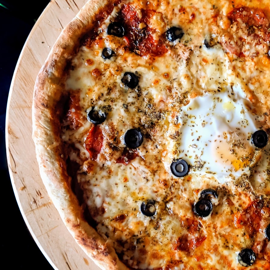 Pizza portuguesa com azeitonas e ovo
