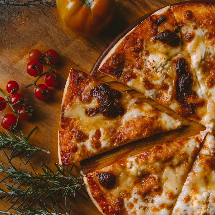 Pizza quatro queijos com tomate cereja
