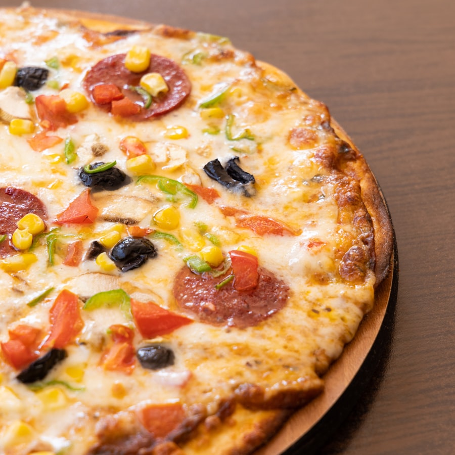 Pizza suprema com pepperoni, milho, azeitona e pimentão