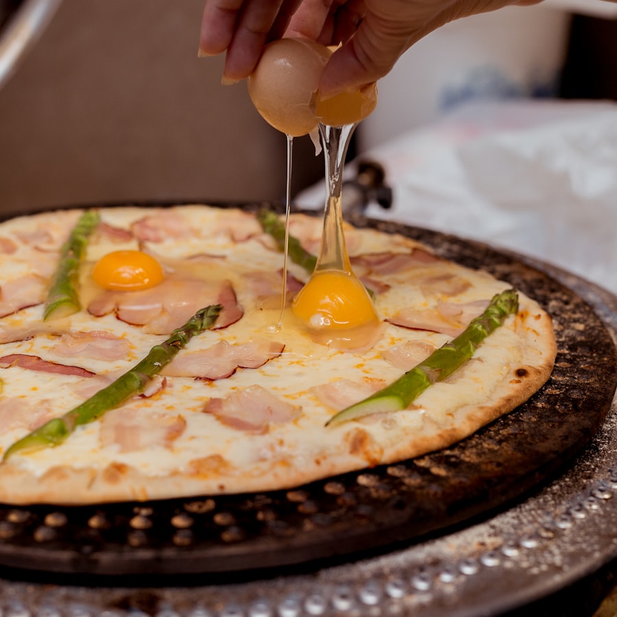 Pizza trufada com ovo e aspargos