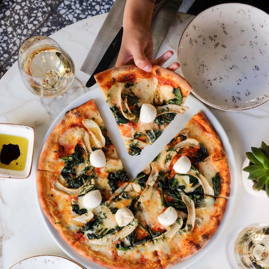 Pizza vegetariana com espinafre e mussarela de búfala